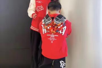 39歲黃聖依曬親子照，扎高馬尾像高中生，被小兒子親吻臉頰似姐弟