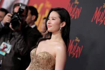 劉亦菲果然是仙女,一襲粉T配短褲少女感爆棚,一雙美腿白到發光