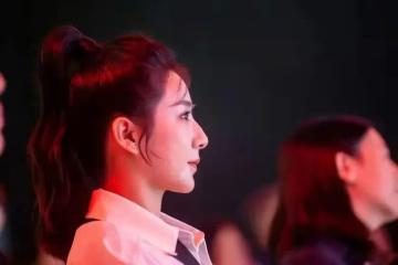 鏡頭前消失一年後,薇婭進駐資本局,她的故事還沒有講完
