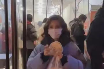 央視女主播1段街拍視頻流出,打臉多少人:你高高在上的樣子真丑