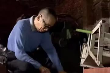 妻子要跟女兒去國外享福，丈夫跪地崩潰痛哭：我真後悔離開家