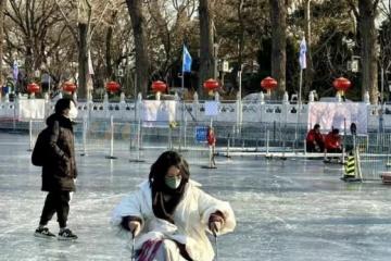 48歲周迅戶外滑冰被偶遇,穿漢服長裙舉止淑女,被贊散發仙女氣質