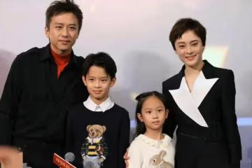 鄧超一家四口參加首映禮,兒子等等又帥又羞澀,女兒小花聲音軟萌