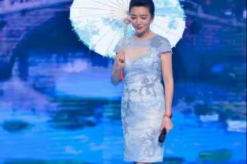 江珊：穿薄紗旗袍裙溫婉又明艷，和親生女兒同框，不像母女像姐妹