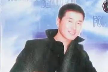 47歲滿文軍滿頭白髮憔悴不堪，被曝光與23歲女兒21年不見