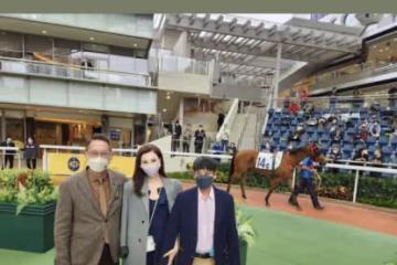 李嘉欣懶理大劉風波,一家三口出席賽馬比賽,與老公手挽手好恩愛