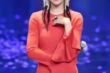 李小萌：看起來很瘦但並不骨感，身材曲線感很好，能駕馭不同造型