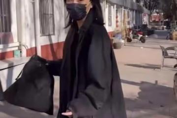 李亞鵬:混成這樣了?褲子破洞嬌妻送裁縫店縫補,網友:不至於吧