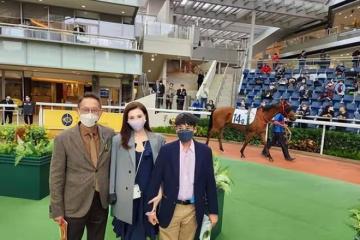 許晉亨和李嘉欣一家三口賽馬,兒子許建彤牽著媽媽的手帥氣十足