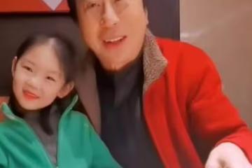 64歲馮鞏與孫女慶小年!妮妮五官清秀聲音甜,幫爺爺買糖瓜有孝心