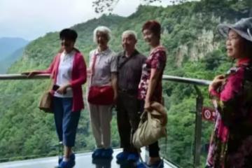 老夫妻退休後去旅遊！引起「子女不滿」　65歲老人霸氣「花光積蓄和退休金」：自己的錢還不能花了？