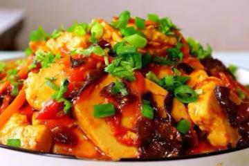 魚香豆腐，柔軟嫩滑，甜酸魚香味十足，適合為寶寶補充優質蛋白